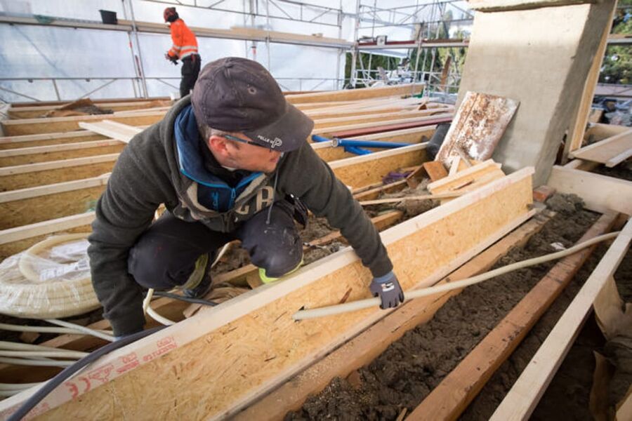  Mange huseiere gjør mye oppussing selv. Da er elektriker - og kanskje rørlegger- de eneste håndverkerne innom. Derfor er det viktig å kjenne til energitiltak også innenfor andre fag, understreker daglig leder i Lavenergiprogrammet, Solveig Irgens. 