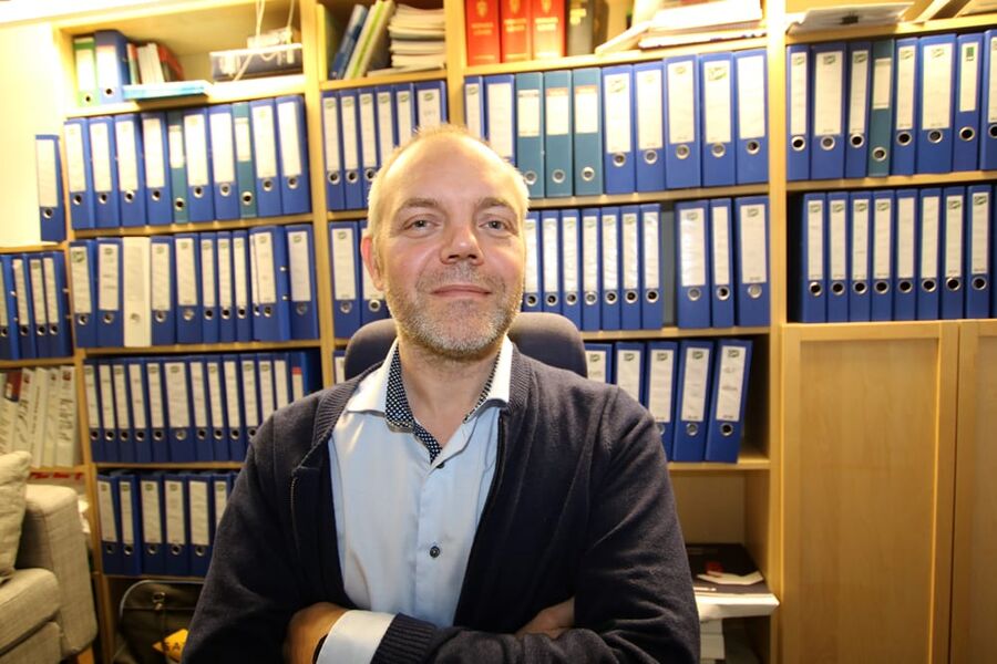 HÅNDVERKSADVOKATEN: Advokat Geir Hansen er oppriktig interessert i håndverksfaget. Selv har han nylig gjennomført grunnmodul og modul A og B i BVN.  Foto: Rune Midtskogen