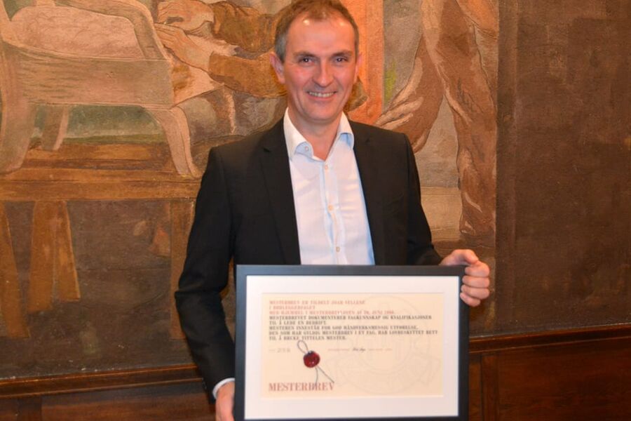 Joar Vellene er serviceleder hos Andersen og Aksnes Rørleggerbedrift i Asker. Nylig fikk han Mesterbrevet som beviser at han nå kan kalle seg rørleggermester.