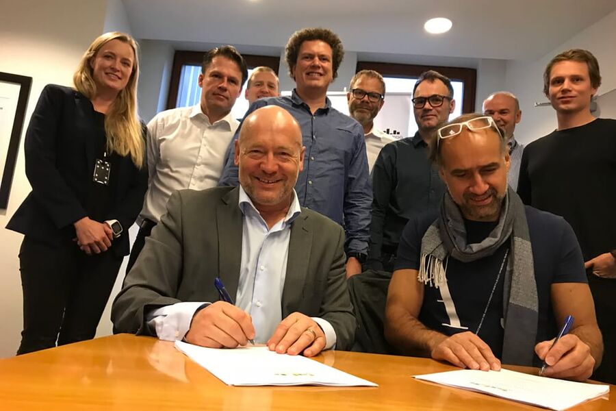 Fra venstre: Nina Mellem, Torge Railo, Eldar Brynjulfsen, Flemming Idsøe (alle fra Omsorgsbygg), Kjetil Stenersen (OEC), Arnt Rian, Nils Hjulstad, Tord Sandvik (alle fra HENTE). Foran adm.dir i Omsorgsbygg Per Morten Johansen og adm.dir. i HENT AS, Jan Jahren.
