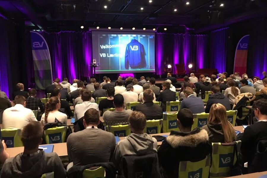 VB Lærlinger på samling på Gardermoen. Der fikk de blant annet en teknisk innføring om sluk av Purus Joti.  