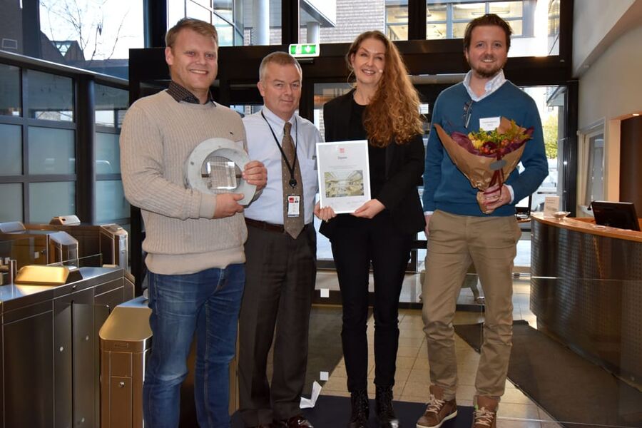 Fra prisutdelingen, fra venstre: miljøkoordinator Olav Meland, konsernsjef Arne Giske, konserndirektør Hege S. Dillner, og prosjekteringsleder Kristoffer Gjestemoen.