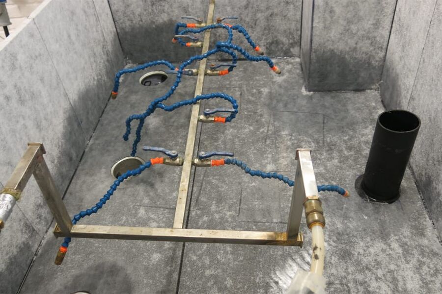 Annex A prøving iht. ETAG 022. Dette er en fullskalaprøving av membransystemet for å se at påstrykningsmembran, primer og tilhørende tettedetaljer opprettholder vanntetteheten ved full vannbelastning. Her spyles membransystemet med vann på vekselvis 60°C og 10 °C.  Bilde 1