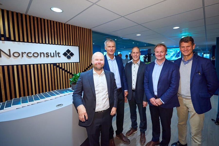 Fornøyde ledere i Norconsult. Fra venstre; Kontorleder Eirik Rismyhr, konsernsjef Per Kristian Jacobsen, prosjektleder Tor Håkonsen, konserndirektør Bård S. Hernes og divisjonsdirektør Tom Baade-Mathiesen. Foto: Christian Wangberg/CW foto. 