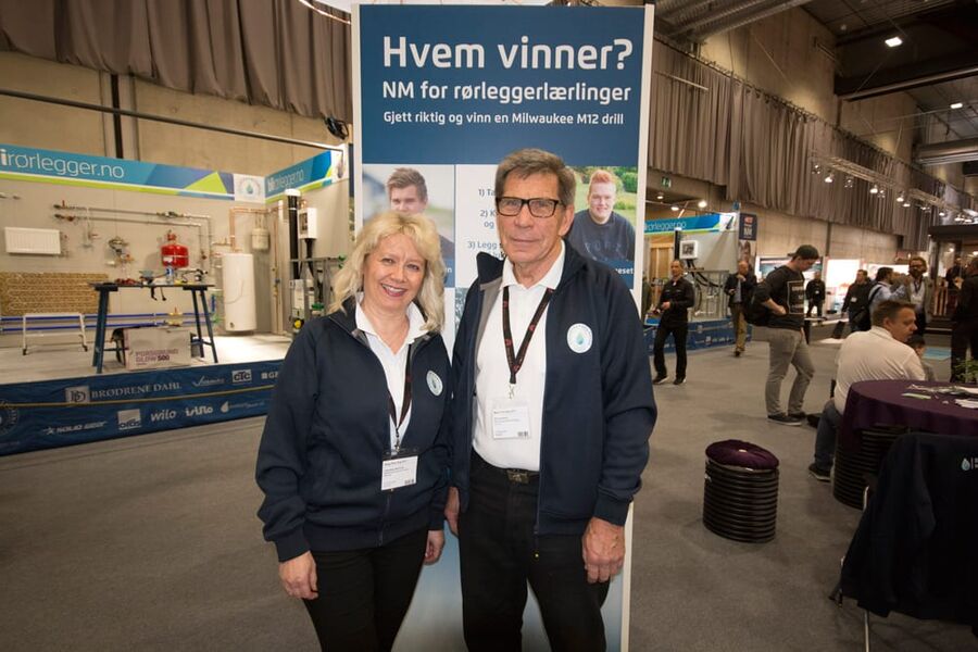 Bransjeambassadører: Ingebjørg Martinsen har kontaktnettet og er bindeleddet, mens Ole Larmerud som vanlig bygger stand og har det faglige ansvaret  bildet er tatt på Bygg Reis Deg 2017. (Foto: Jan H. Kalvik)