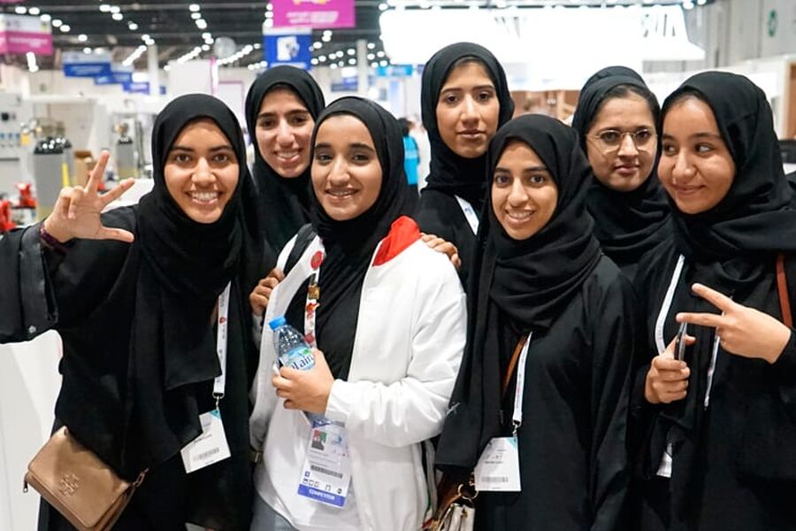 Kuldemontør Roudha Bin Bahr med venninner