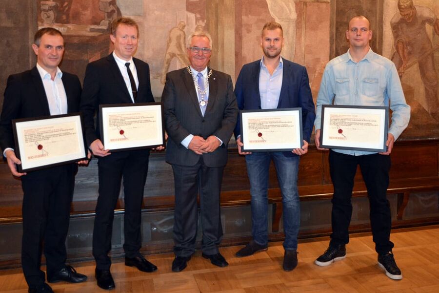 Disse fikk utdelt Mesterbrevet i Laugsalen til  Oslo Håndverks- og Industriforening torsdag 19.oktober. Fra venstre, Joar Vellene, Håvard Windelstad, Jonas Vangsøy, og Henrik E.Grønstad. I midten, Oldermann i Oslo Rørleggerlaug, Roy Bergersen.