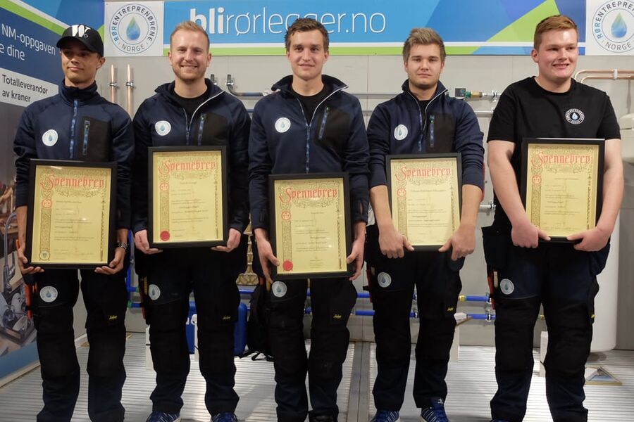 Norges beste rørleggerlærlinger samlet på et brett. Fra venstre: Jonas Bjerke Aarhus (Oslo og Akershus, Wislan Rør AS), rykende fersk norgesmester Didrik Hauge (Hordaland, Chr. M. Vestrheim AS), Aanund Aas (Buskerud, Strand & Teksle AS), Tobias Bjørkmo Ellingsen (Nordland, Rørlegger Jan Ellingsen AS) og Simon Nesje Holmeset (Møre og Romsdal, Johansen VVS).