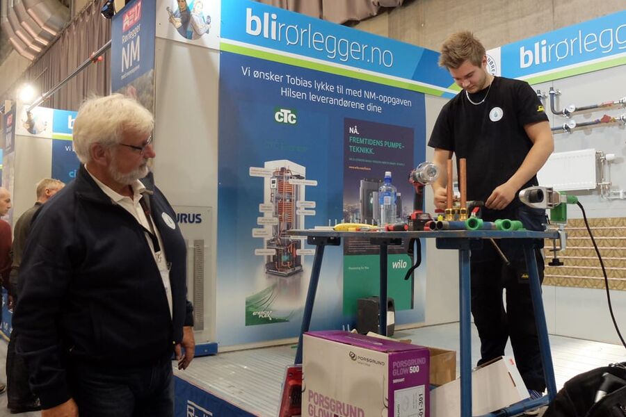 - Dette er virkelig kremen av norske lærlinger, sier hoveddommer Helge Andersen. Her følger han med på Tobias Bjørkmo Ellingsen fra Andenes-bedriften Rørlegger Jan Ellingsen AS.