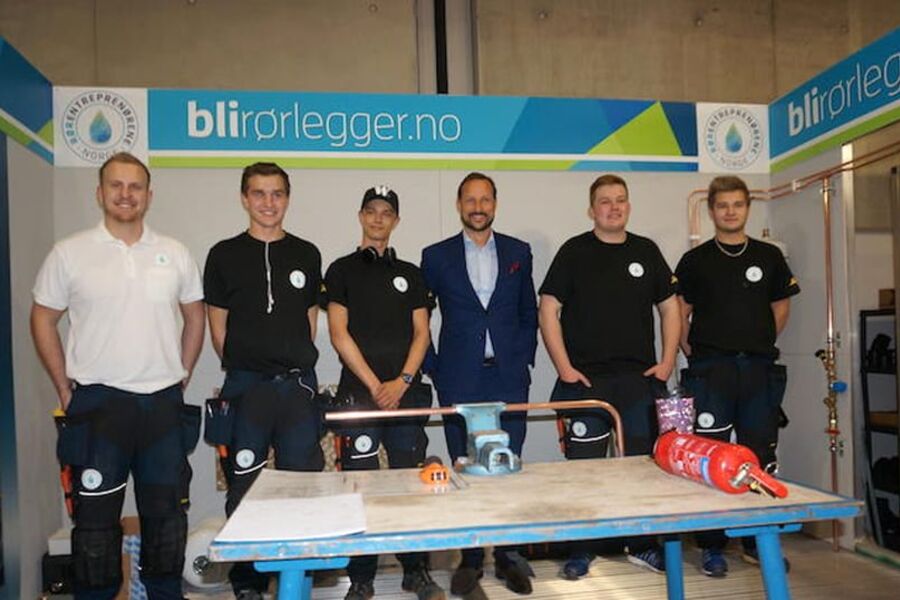 MØTTE BRANSJENS BESTE: NM-finalistene Didrik Hauge (25) fra Bergen (til venstre), Anund Aas (20) fra Sandsvær, Jonas Bjerke Aarhus (20) fra Ytre Enebakk, Simon Nesje Holmeset (20) fra Vatne og Tobias Bjørkmo Ellingsen (22) fra Andenes fikk staselig besøk fra kronprins Haakon. (Alle foto: Arne Kongsnes)