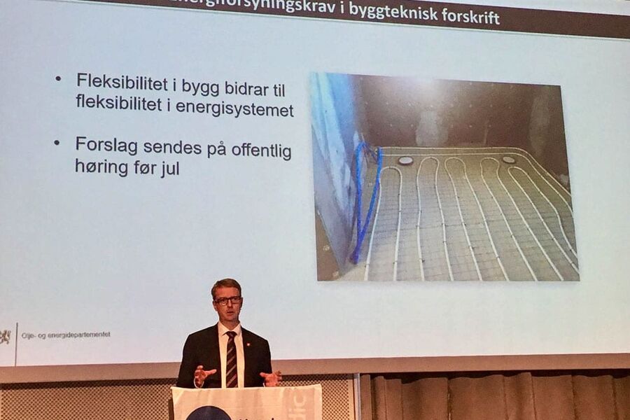 Svart på hvitt: Olje- og energiministeren lover nye krav på høring før jul. 
Foto: Norsk Varmepumpeforening. 
