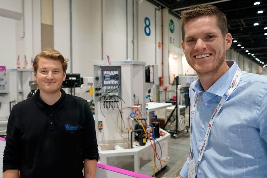 Olve Lyngstad Skjerve fra Trondheim Kulde (tv), og Olves trener  Tor Olav Haugen fra hallen hvor konkurransene gikk av stabelen i Abu Dhabi. 