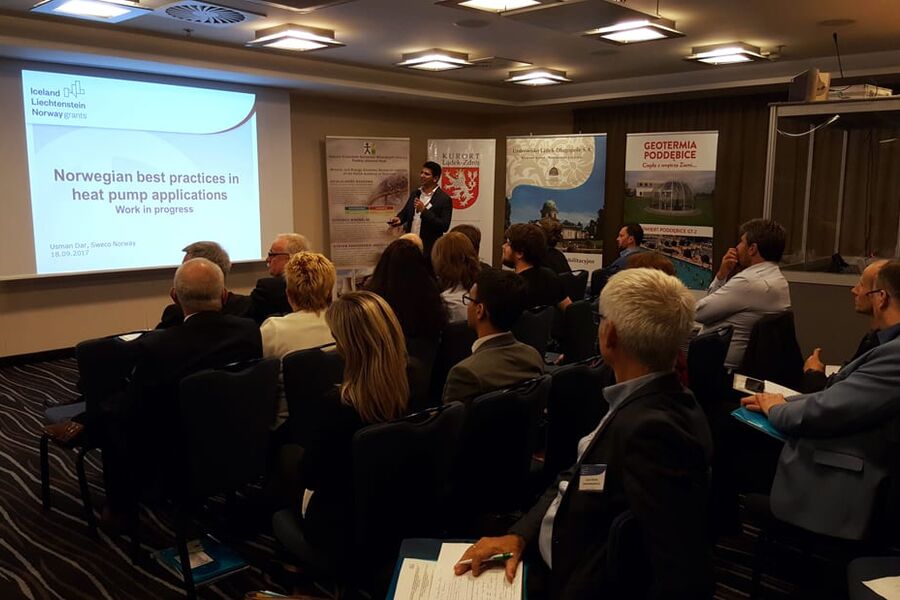 Usman Dar, energirådgiver i Sweco holder innlegg for polske myndigheter. 