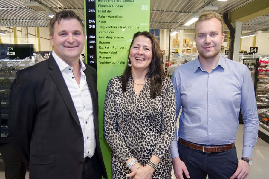 Distriktssjef Ole Petter Klavestad, inneselger Marian Svendsen og uteselger Johannes Tveit ønsker velkommen til ny butikk i Fredrikstad.