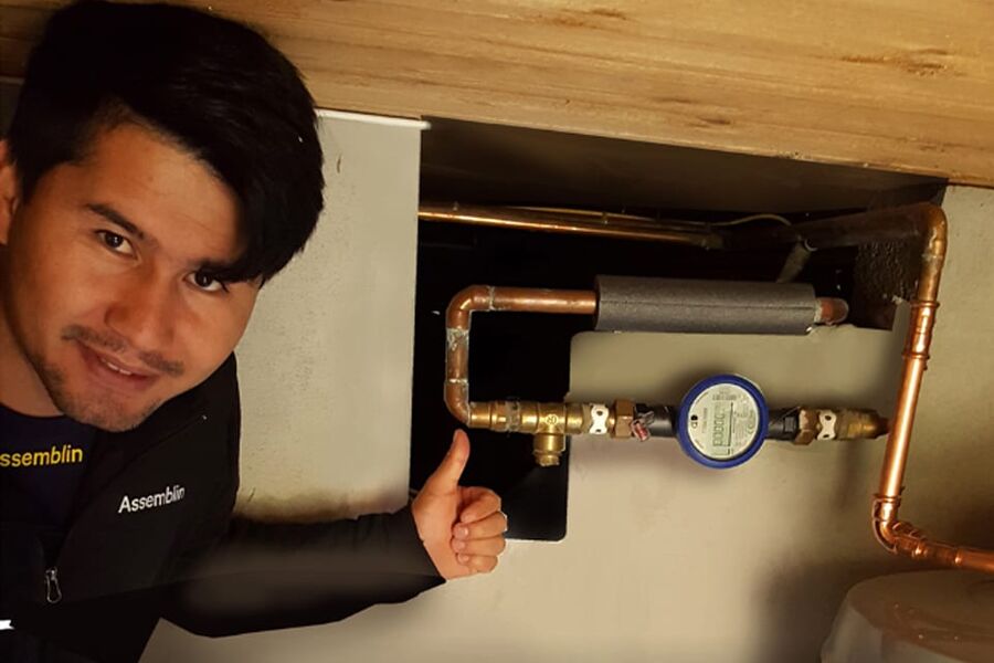 Hamid Rezei fra Assemblin har akkurat satt inn ny vannmåler ved en hytte. Foto John Andersen