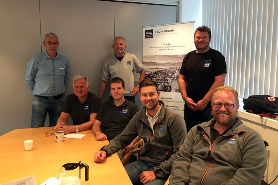 Bilde av ledergruppen i FLOW Bredesen VVS AS og ekstern kvalitetsrevisor. (Stående fra venstre: Atle Storås (fra
Dovre Sertifisering), Ketil Mikalsen (daglig leder), Raymond Hagensen (prosjektleder). Sittende fra venstre: Steinar
Duedahl (administrasjonsleder), Odd Ivar Frydenberg (serviceleder), Mats Birkeland (salgs- og markedsansvarlig) og
Cato Andre Hagane (prosjektleder).
