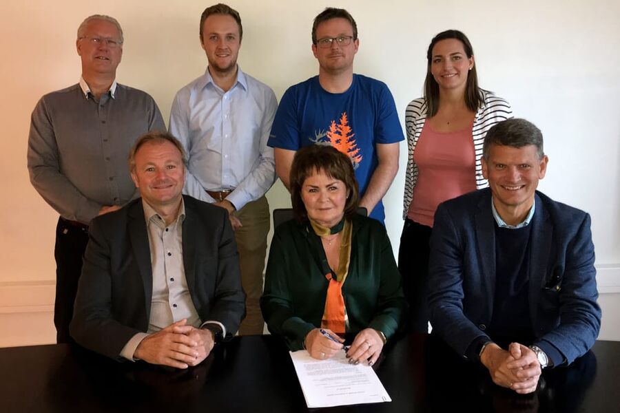 Norconsult kjøper BrannSafe. Bak f.v.: Tore Eriksen, Brannsafe, Fredrik Randmæl, Norconsult, Roger Trasop, Brannsafe, Susanne Pallesen, Brannsafe. Foran f.v.: Bård S. Hernes, Norconsult, Vigdis Eidan, Brannsafe, Tom Baade-Mathiesen, Norconsult. (Foto: Norconsult)