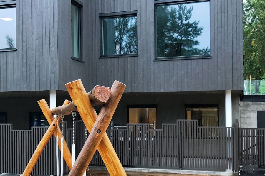 Haugenstien barnehage er en fireavdelings barnehage, tegnet av  Enerhaugen arkitektkontor AS med HENT som entreprenør. Bygget har 290 m² solceller på som vil produsere rundt 40 000 kWh/år. Barnehagen er et plusshus, og oppnådde BREEAM-karakteren «Excellent», som er enda bedre enn målsettingen om «VeryGood». (Foto: Omsorgsbygg)