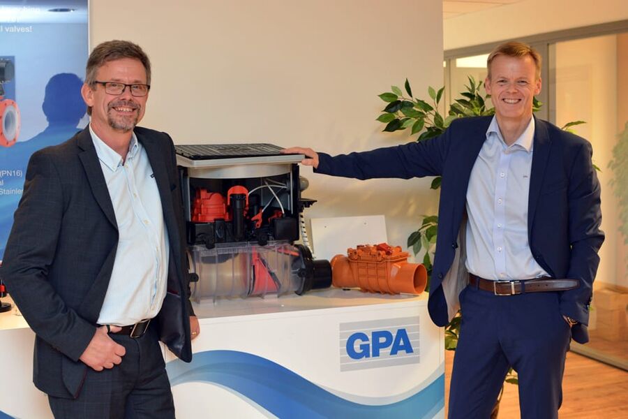 - NRF Databasen er et nyttig verktøy både for oss og våre mange kunder innen VA/VVS og Havbruk, forteller daglig leder Per Ivar Søfteland i GPA Flowsystem AS. Her sammen med daglig leder Terje Røising (til venstre) i Norske Rørgrossisters Forening.