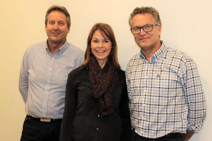 På bildet ser vi, Arne Andresen, Nina Ulvnes og Øystein Bø i forbindelse med oppkjøpet. 