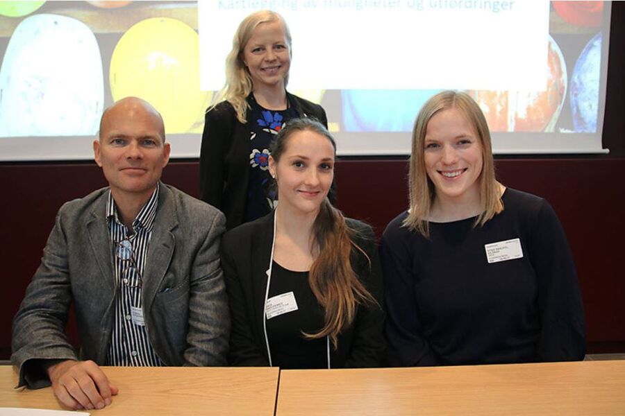 Bjørn Nygaard (IdeThandling), Kinga Wasilkiewicz, (SINTEF) og Stine Skaufel Kilskar (SINTEF) presenterte sammen med prosjektleder Iwona Kilanowska i BNL (bak) rapporten mandag ettermiddag. Foto: Byggeindustrien