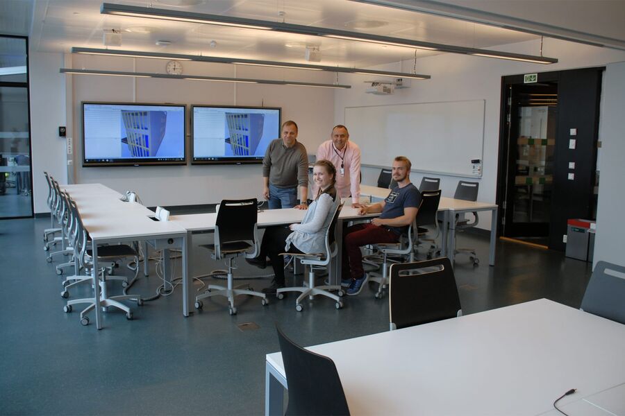 Fra det nye ICE-rommet ved Fagskolen Oslo Akershus. Foran studentene Therese Vikheim Arnesen og Øyvind Melzer. Stående faglærerne Harald Selvær (t.v) og Ingolf Sundfør. Alle foto: ITBaktuelt/Per Henriksen