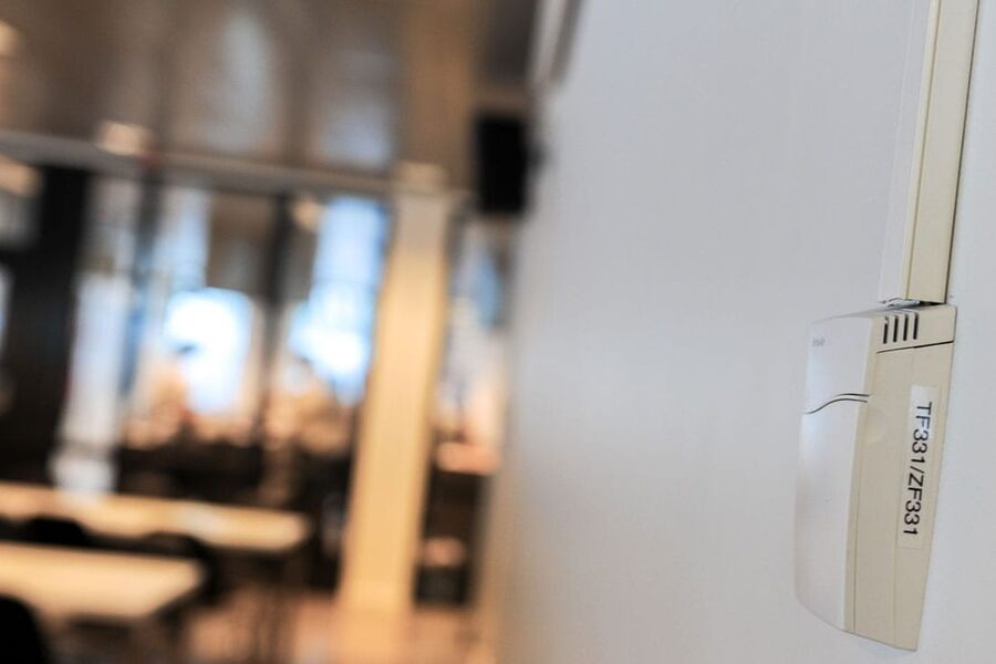 Dette er en CO2-sensor i et klasserom. Du må vurdere om du skal regulere systemet etter beregnet behov eller målt behov. Foto: Hilde Kari Nylund 