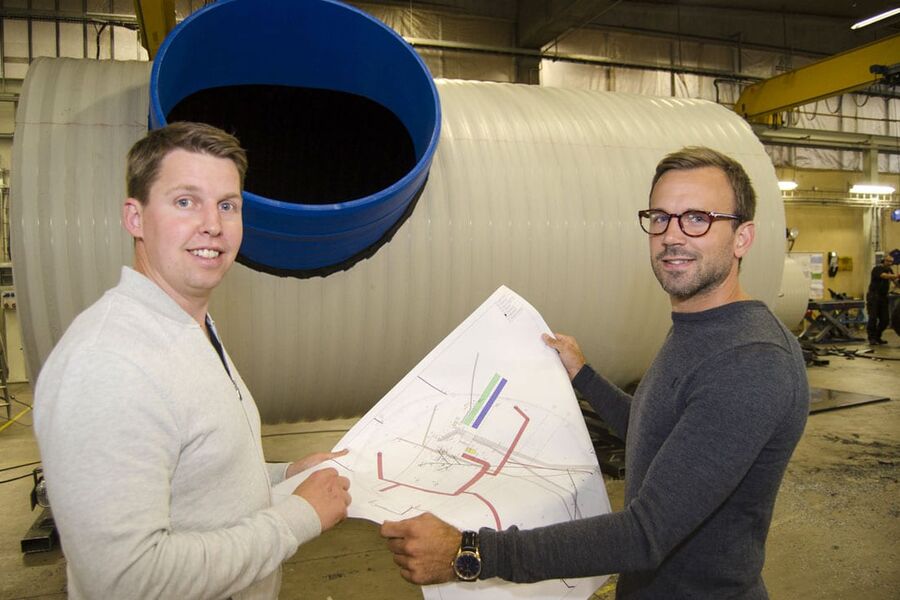 Christian Larsson og Marcus Winberg sjekker framdriften mot tegninger.