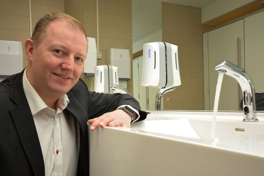 Berøringsfritt fra Oras Armatur ble valgt da Oslo lufthavn ble bygget ut for 20 år siden, og gjenvalgt for Terminal 2 som forleden ble åpnet offisielt: - Klart vi er stolte, forteller Country Manager Lars Erik Fossum hos Oras Armatur.