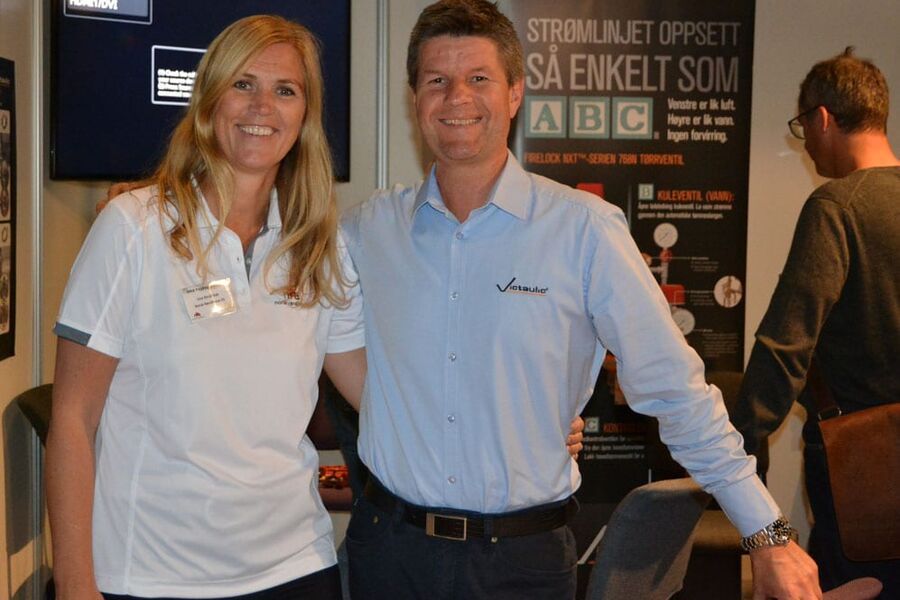 Daglig leder i Norsk Rørallianse, Line Ekroll Dyb sammen med Jarle Amble i Victaulic Norge.  Victaulic har blitt ny leverandør til NRA i 2017. 