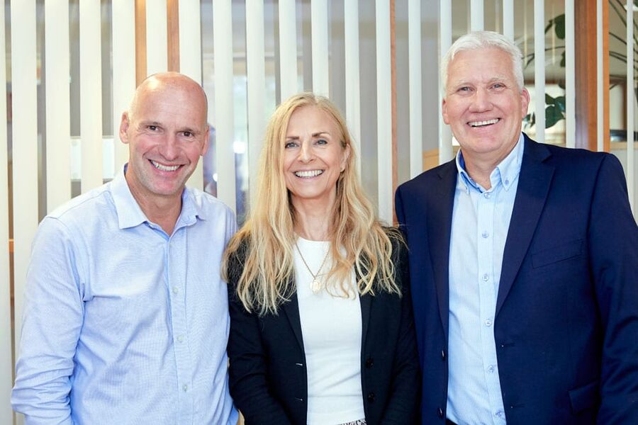 Byråd Geir Lippestad med juryleder Onny Eikhaug fra Doga og Jan Tore Lindskog fra Omsorgsbygg
