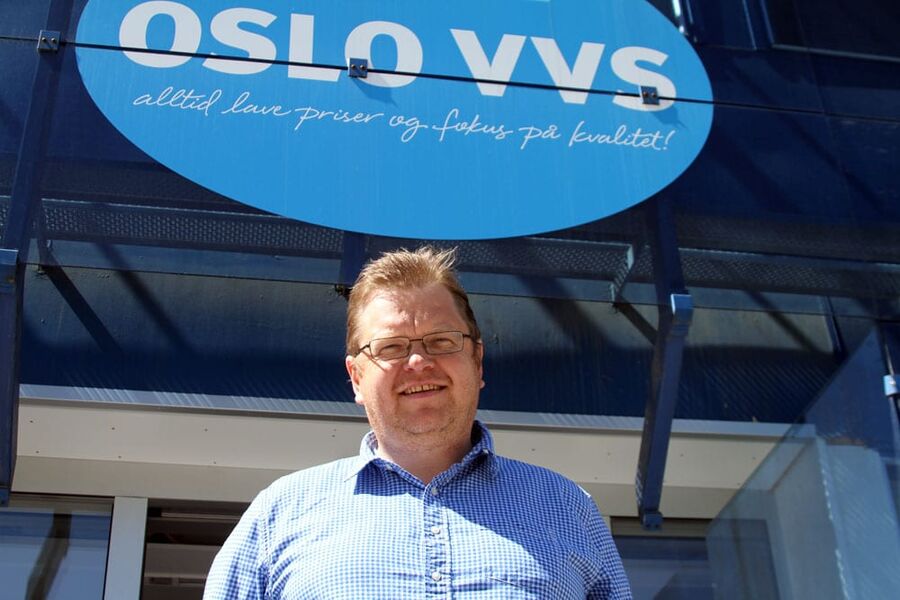 Lars Henrik Andresen, daglig leder hos OSLO VVS-SENTER selger fortsatt svært godt over disk, men påpeker at det ikke gir seg selv.  Her må vi være på hele tiden og tilby det kunden vil ha, sier han. 