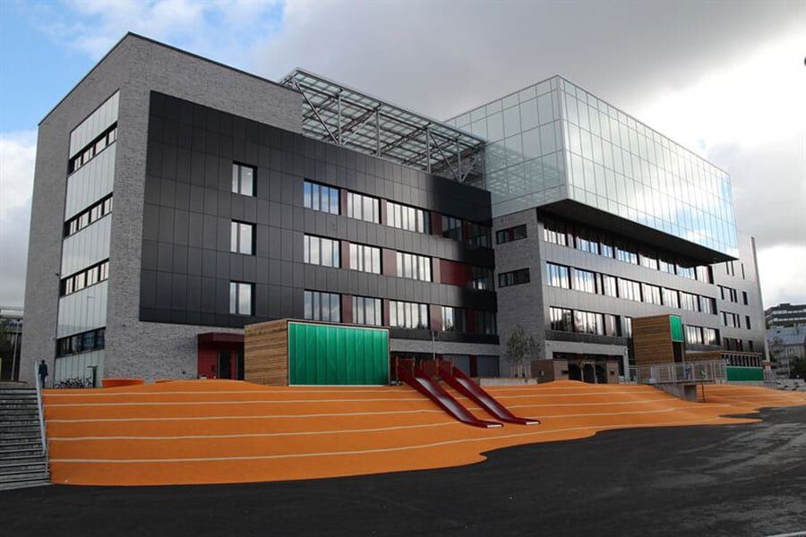 Solcellefasaden på Brynseng skole som ble innviet i dag