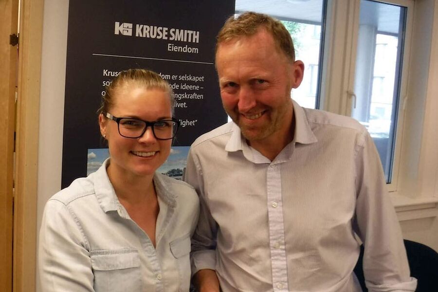 Daglig leder Ellen Knudsen i Teknobad, og Trond Stupstad, teknisk direktør i entreprenørfirmaet Kruse Smith.