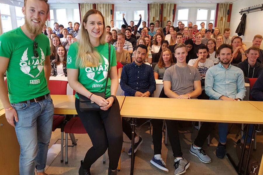 Fadderne Robert og Camilla gir råd til studentene på Kalvskinnet i Trondheim. Foto: Næringslivsringen