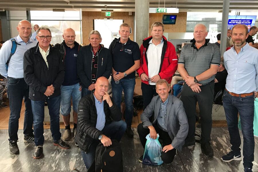 Bildet er tatt rett før take off på Gardermoen i dag, og her ser vi fra venstre: Produktsjef Kenneth Riisa i Armaturjonsson, Edmund Sjøstrøm (E. Sjøstrøm AS), Leif Arild Michalsen (Hinna Rør AS), Leif Gjesdal(Leif Gjesdal Rørleggerfirma AS), Trond Kjær(Kjærs Rørleggerbedrift AS), Steinar Haugstad (Vann, varme og sanitærmiøjø AS), John Teigum(John Teigum AS), Terje Pedersen(Vågsbygd VVS). Foran sitter Tor Arne Lima(Lima Rør AS) og Jørn Wangberg(Wangberg VVS AS).