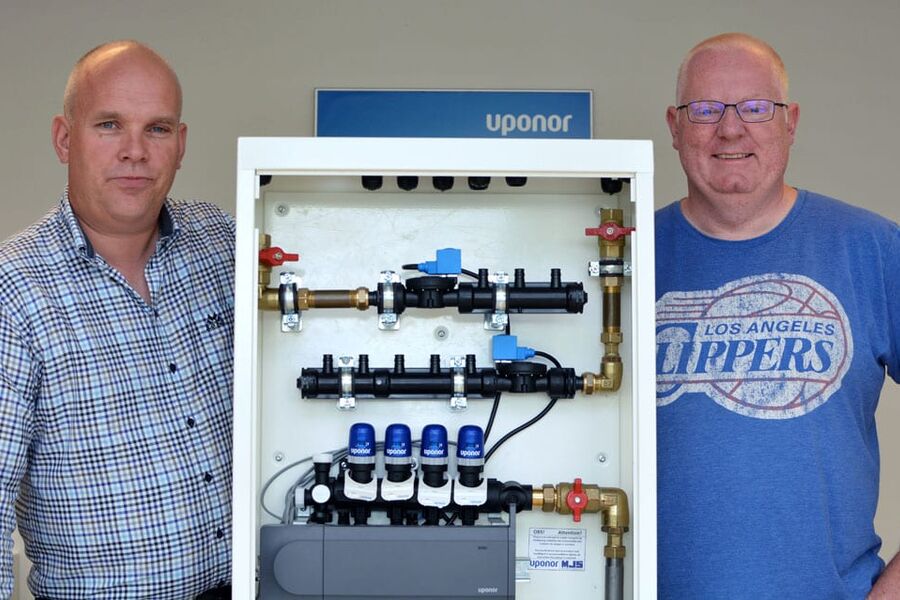 R2i ansvarlig Rune Hansen (til høyre) hos Uponor AS ønsker Svein R. Andreassen velkommen på laget.
