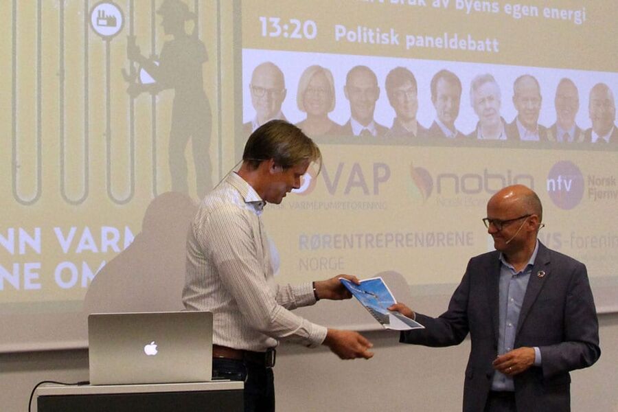 Klima- og miljøminister Vidar Helgesen (H) fikk overrakt en ny rapport om fossil- og utslippsfrie byggeplasser av kommunikasjonssjef Trygve Mellvang-Berg i Norsk Fjernvarme under Arendalsuka tirsdag.