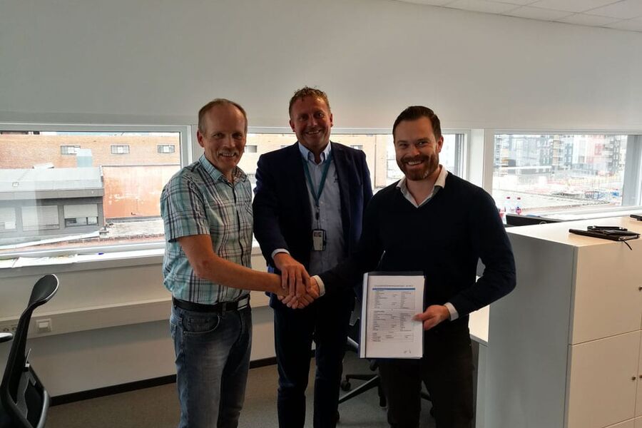 Signering av kontrakt. Fra venstre: Halvor Aalerud (Bravida), Øyvind Hagen (Bravida) og Henrik Herdlevær (Solid Entreprenør)