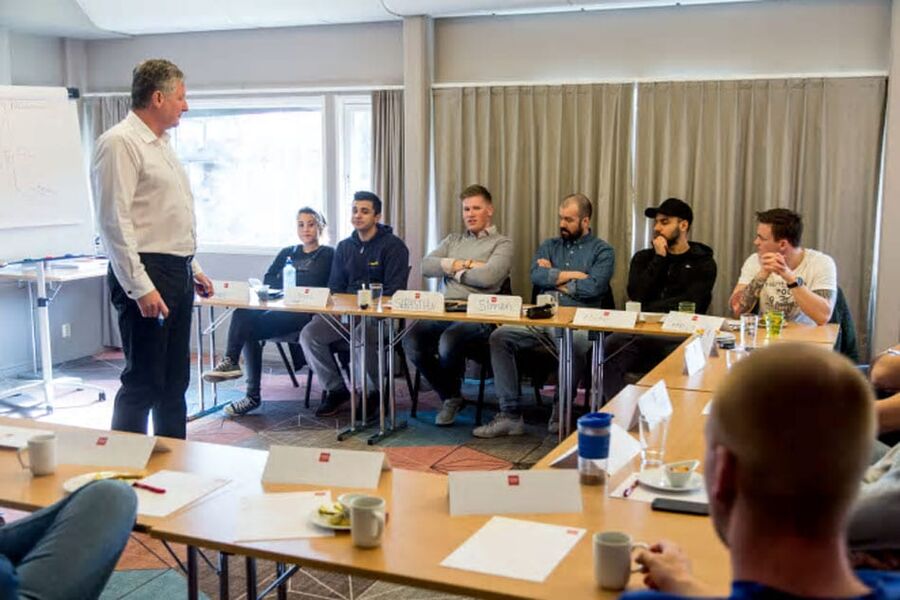 Jonny Gander-Hansen fra Ladegaard Norge AS leder 14 servicemedarbeidere gjennom dagens timeplan.