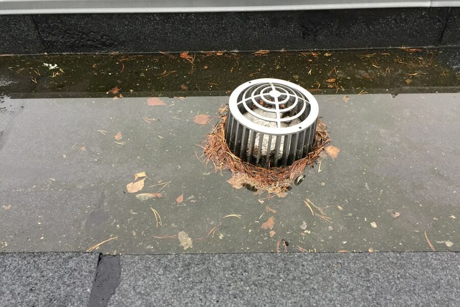 Litt vann kan et tak tåle, men når ekstremværet setter inn, og nedløpet er blokkert vil det raskt samle seg betydelige mengder vann på flate tak.