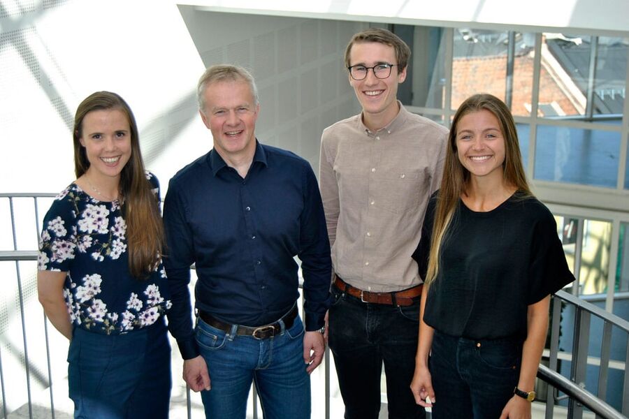 Tre masterstudenter og veilederen gleder seg over at de tre har landet gode karakterer. Fra venstre: Merethe Lind, Mads Mysen, Kristian Nikolaisen og Nora Holand (Foto: Herman Berg)