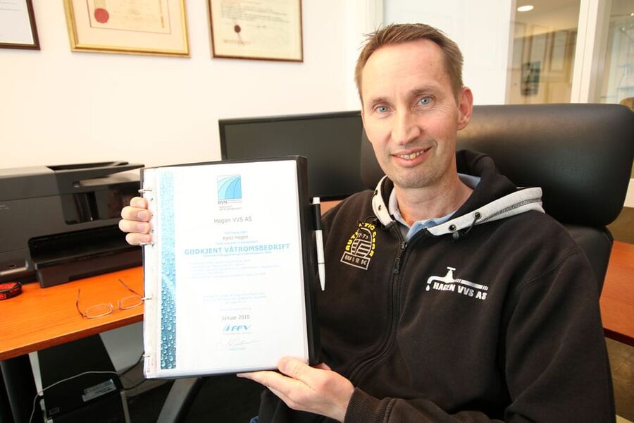 Kjetil Hagen har stor yrkesstolthet, og drevet rørleggerfirmaet i 13 år. 46-åringen liker ikke utviklingen han ser i bransjen han er så glad i. Foto: Rune Midtskogen, Fagrådet for våtrom