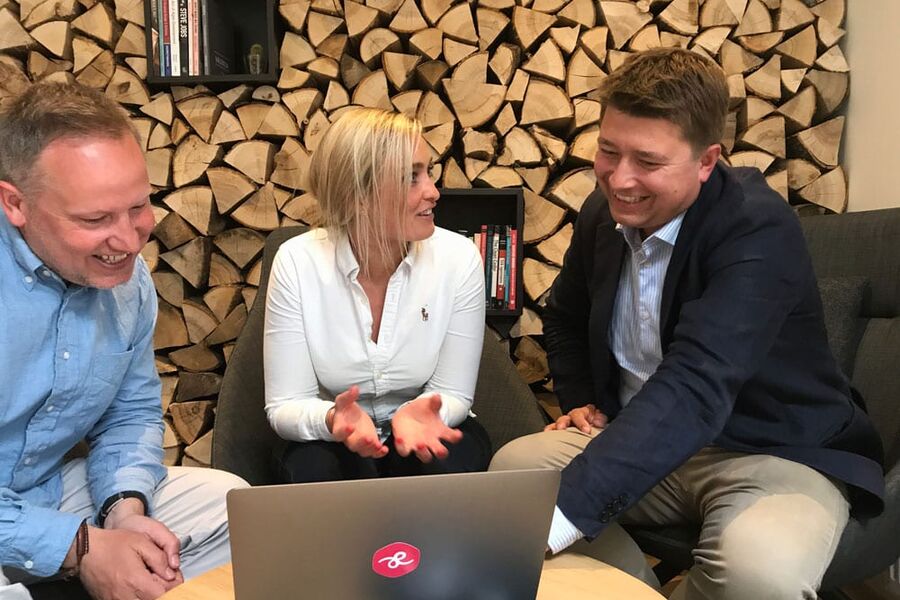 Fra venstre: Markedsdirektør Roar Smelhus, Hjellnes Consult, Line Cecilie Lie ved Hjellnes Consult, og   direktør Anders Mogensen i Gaest.com