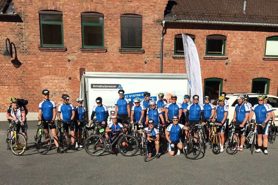 Kunder og ansatte samlet rett før starten på Lillehammer. 