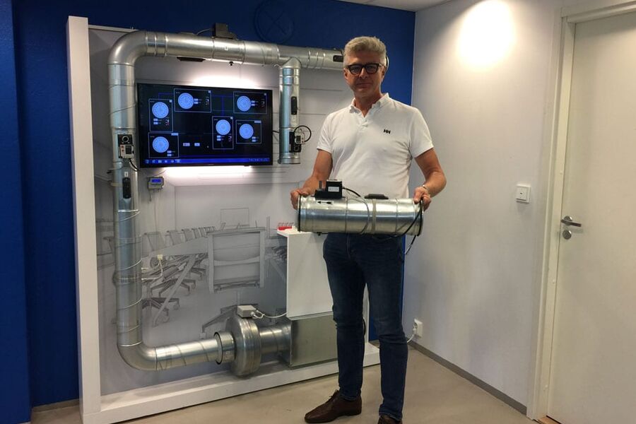 Lars Jåstad i Ventistål foran FläktWoods demorigg forVAV