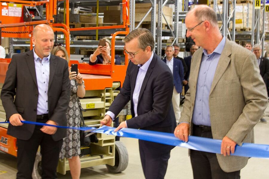 Knut Skogstad, adm.dir Flexit, Mikael Damberg, Innovasjon- og næringsminister i Sverige og Ulf Jonsson, plassjef  ved fabrikken til Flexit i Töcksfors.