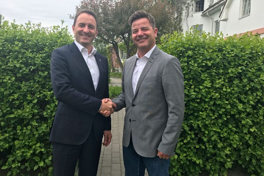 administrerende direktør Knut Strand Jacobsen i Byggmakker Handel AS og daglig leder Øystein Kjellsen i Varme og Bad AS. Foto krediteres VB. 
