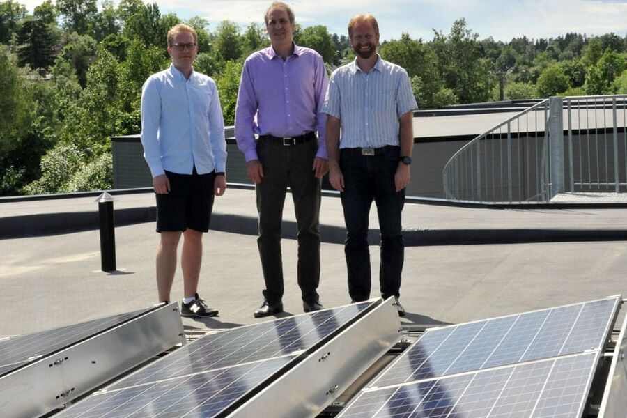 Fra venstre: Dan-Hermann Thue  produktansvarlig solenergi i SGP Armatec AS, Dipl. ing. Andreas Siegemund fra Consolar Energisysteme GmbH, Jo Helge Gilje, daglig leder i SGP Armatec AS  her på taket til SGP Armatec AS i Asker  sammen med solcelleanlegget på bygget.
