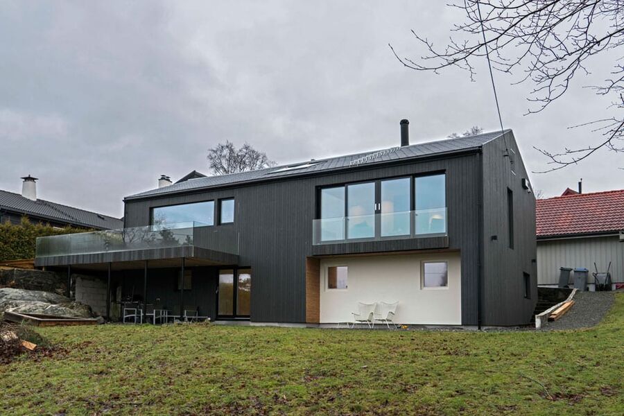 Eneboligen på Hjellestad fra 1975 har blitt energioppgradert. I tillegg til å spare miljøet, har beboerne blant annet fått bedre komfort og lavere energikostnader. Foto: Jiri Havran 